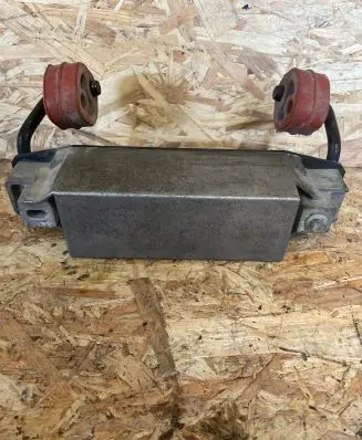 Volvo XC60 Muffler mount bracket/holder 31387834