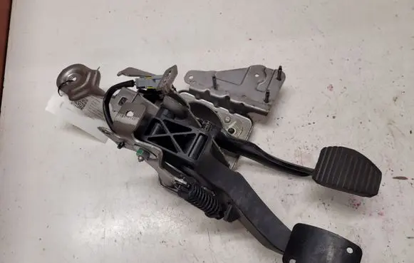 Peugeot 308 Pedal assembly 9681151580