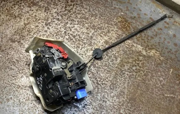 Volkswagen Jetta V Front door lock
