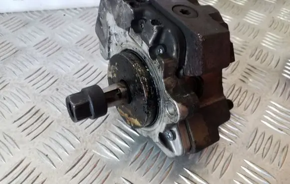 BMW 7 E65 E66 Fuel injection high pressure pump 7795713 0445010126