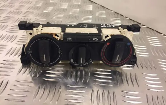 Audi A2 Climate control unit 8Z0815687 254