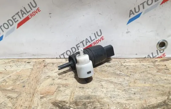 BMW 1 F40 Windscreen/windshield washer pump 7388349 67127388349