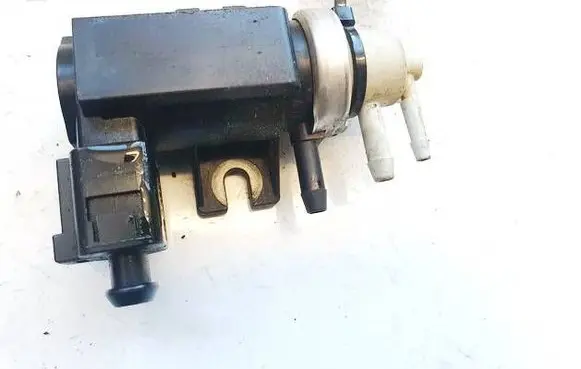 Volkswagen PASSAT B6 Turbo solenoid valve 1J0906627B 72290345