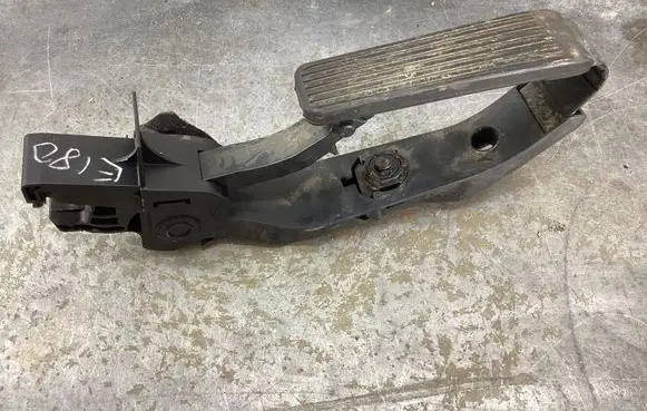 Mercedes-Benz C W203 Accelerator throttle pedal A2113010001