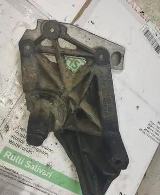 Engine mounting bracket