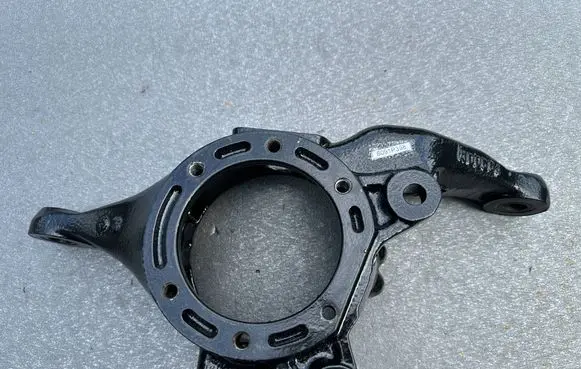 Nissan Patrol Y60 Front wheel hub spindle knuckle 4056106J00