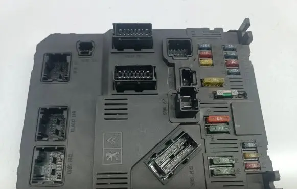 Citroen Berlingo Fuse module 9652474880