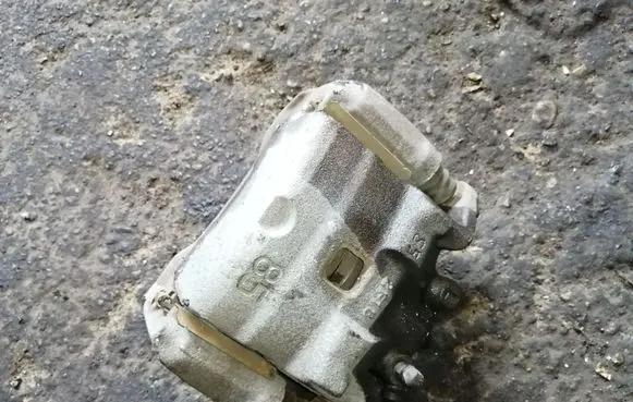 Nissan Juke I F15 Front brake caliper