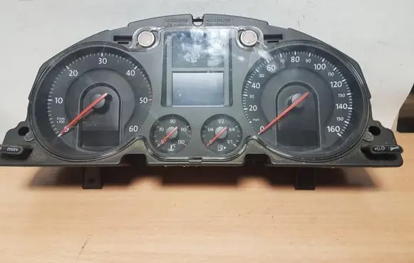 Volkswagen PASSAT B6 Speedometer (instrument cluster) 3C0920960N