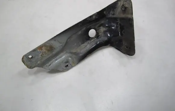 Volkswagen Golf V Fender mounting bracket 1K6821135