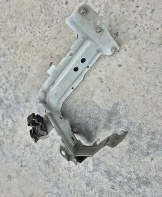 Audi Q7 4M Fender mounting bracket 4M0821131C 4M0821137B