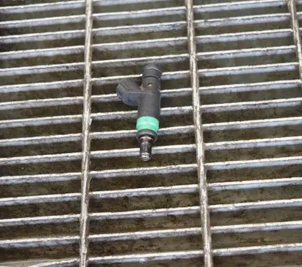 Audi A6 S6 C5 4B Fuel injector 06C133551