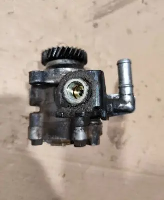 Toyota Land Cruiser (J120) Power steering pump 31141074