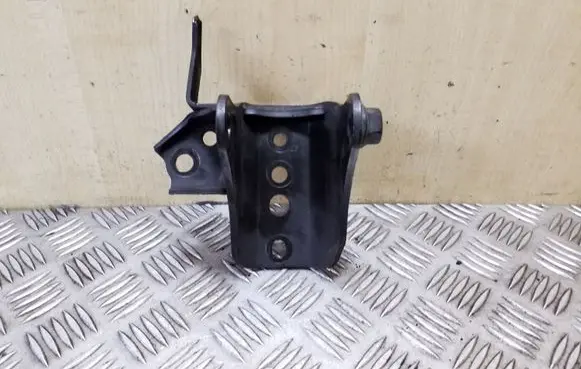 Toyota Avensis T270 Engine mounting bracket