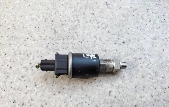 Volkswagen Golf III Air conditioning (A/C) pressure sensor 