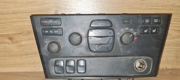 Volvo V70 Climate control unit 8691876