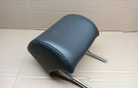 Volkswagen PASSAT B7 Rear seat headrest 