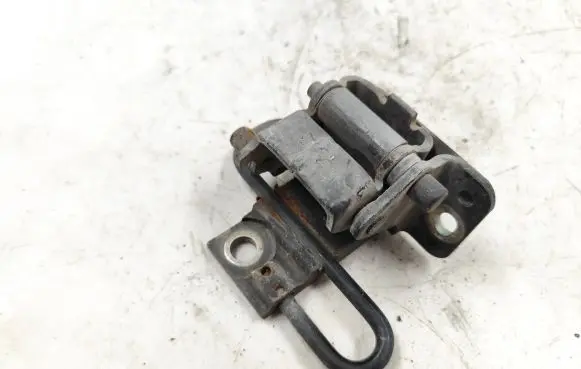 Audi A6 S6 C6 4F Front door lower hinge 8E0831412B