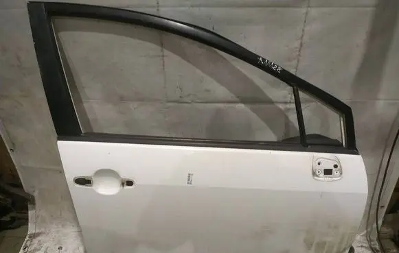 Toyota Corolla Verso AR10 Front door BALTOS