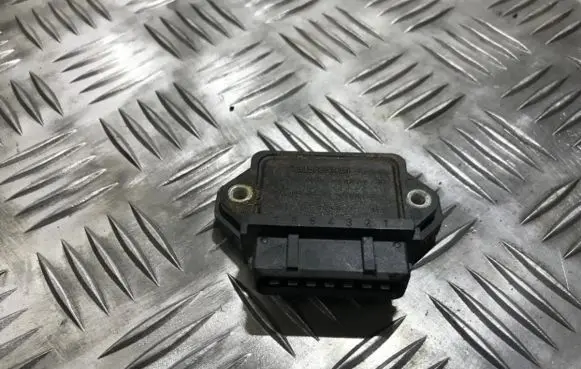 Audi 80 90 B2 Ignition amplifier control unit 211905351d