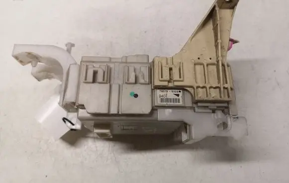 Toyota Yaris Fuse module 8273052700 7J232324 9621
