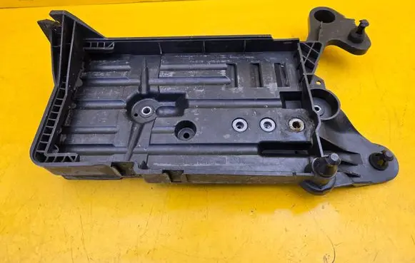 Skoda Superb B8 (3V) Battery tray 5Q0915321J 5Q0915331K