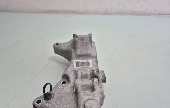 Volvo S60 Generator/alternator bracket P31670108