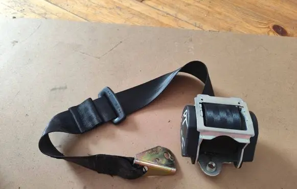 Volkswagen Golf V Rear seatbelt 1K6857806F 604359100 040534