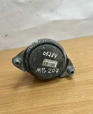 Mercedes-Benz 207 310 Engine mount bracket A2042400317 D5284