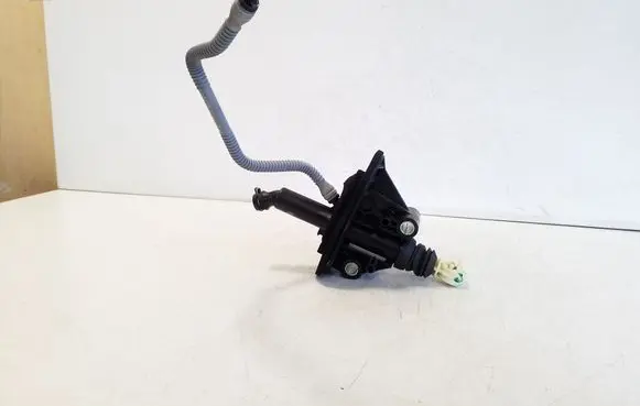 Nissan Qashqai J12 Clutch master cylinder 306106UB0A