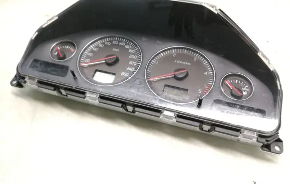 Volvo V70 Speedometer (instrument cluster) 30746102 8602885