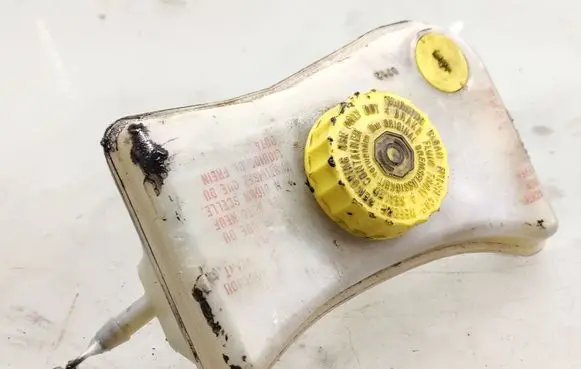 Brake fluid reservoir