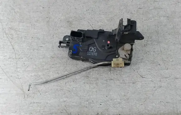Opel Astra H Front door lock 13210749