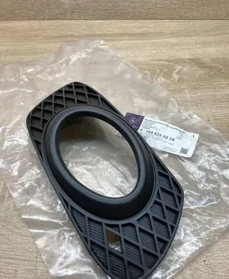 Mercedes-Benz ML W164 Front fog light trim/grill A1648260224 RIGHTSIDE