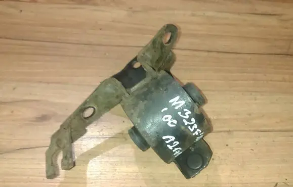 Mazda 323 F Engine mount bracket