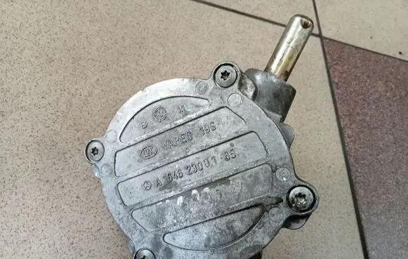 Mercedes-Benz C W203 Vacuum pump A64623065