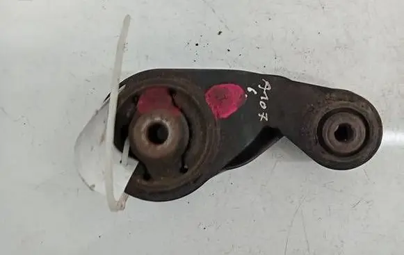 Toyota Prius (XW20) Engine mount bracket