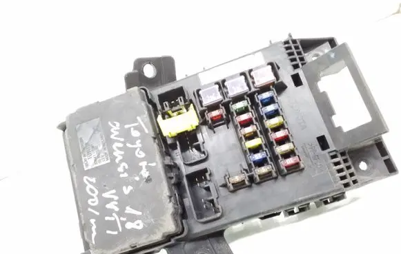Toyota Avensis T220 Fuse module 8273005020 8264105011 0332017307