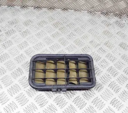 Quarter panel pressure vent