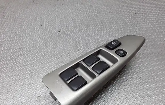 Toyota Corolla Verso E121 Electric window control switch 8404013081