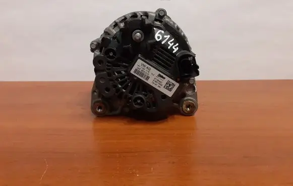 Volkswagen Golf VII Generator/alternator 218010409 04E903015