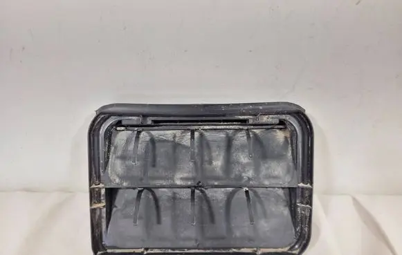 Quarter panel pressure vent