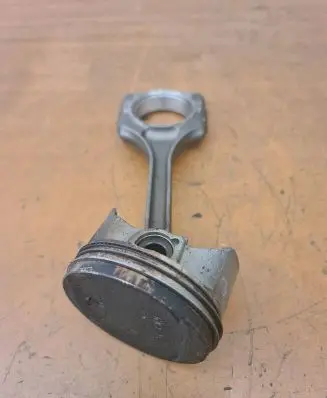Honda CR-V Piston with connecting rod