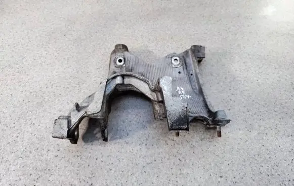 Engine mounting bracket