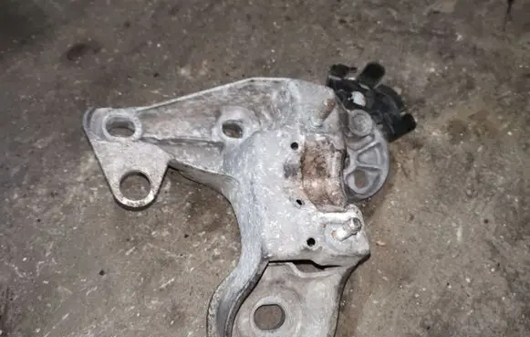 Audi A4 S4 B6 8E 8H Engine mounting bracket 8E0199352F