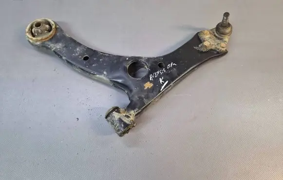 Toyota Avensis T250 Front lower control arm/wishbone 