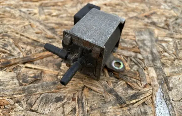 Volkswagen PASSAT B5 Turbo solenoid valve 025906283H
