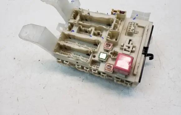 Toyota Avensis T270 Fuse module 8273005150B