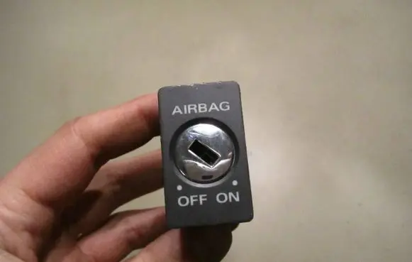 Passenger airbag on/off switch