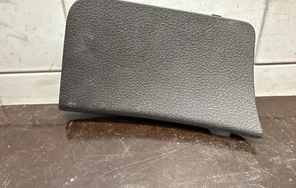 Volkswagen Touareg II Other trunk/boot trim element 7P6867655